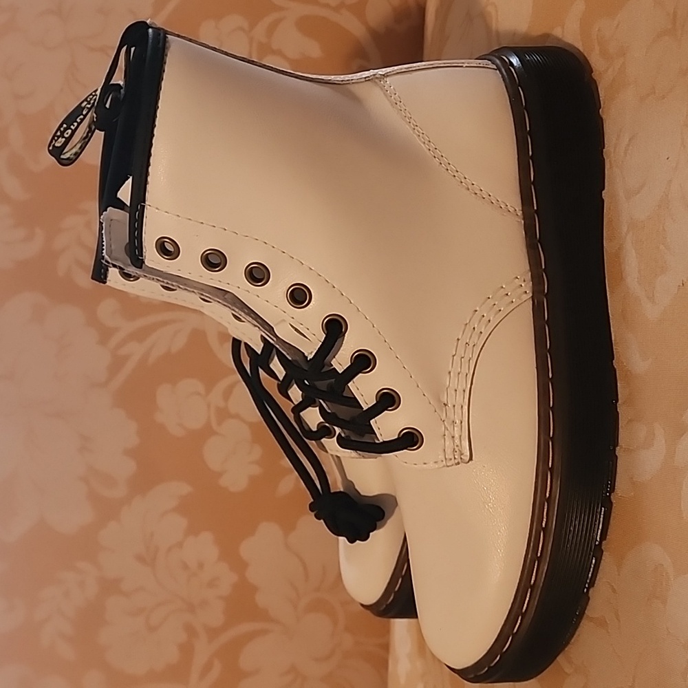 Womans Dr. Airwait Martens NWOT - Picture 2 of 13